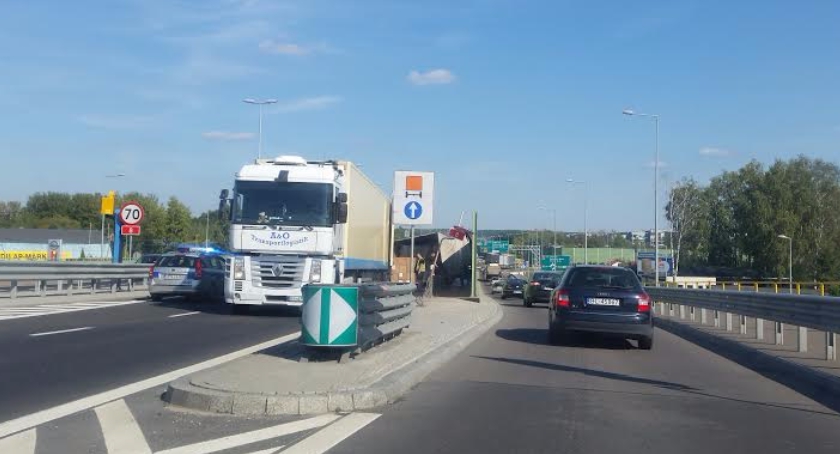 Uwaga na latające nad miastem TIR-y