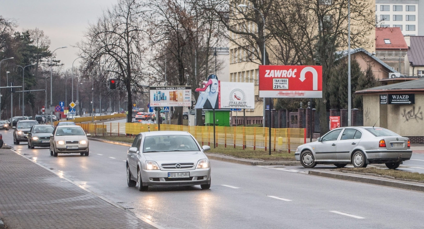 Bo jest taki wihajster z lewej strony kierownicy