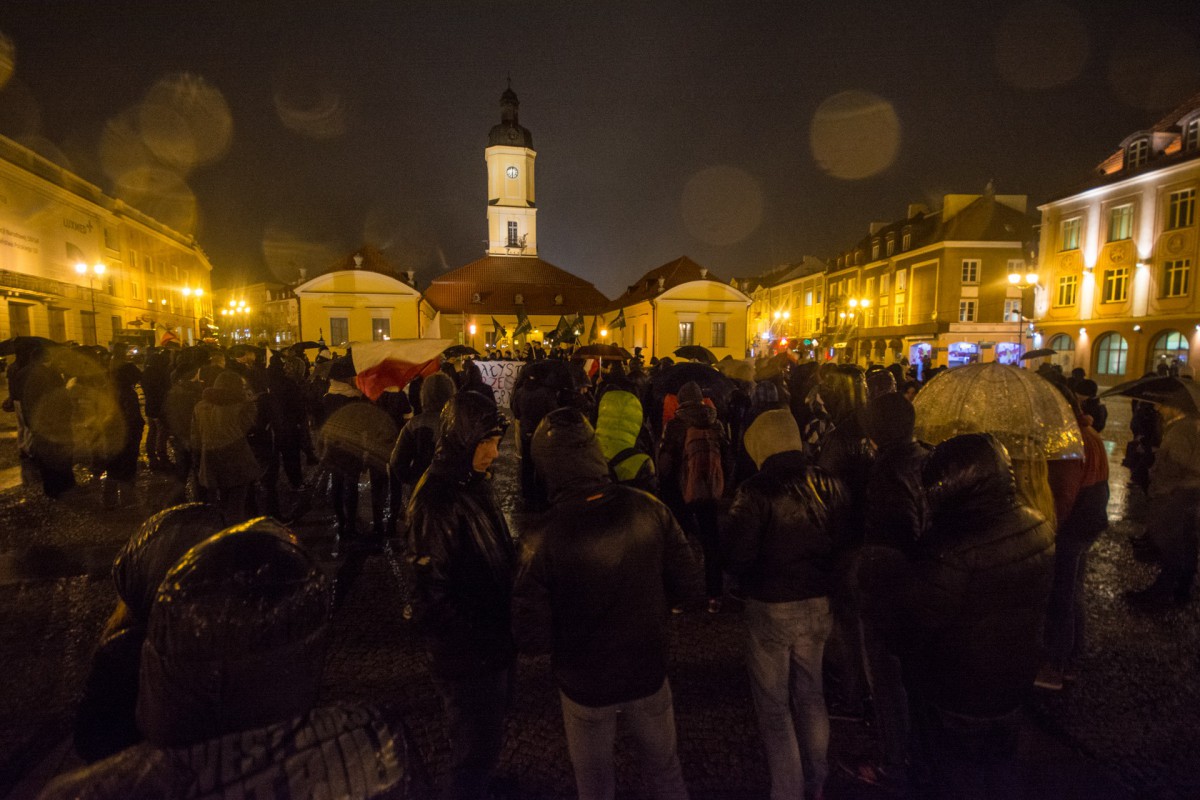 Na Rynku Kościuszki spłonęła flaga Państwa Islamskiego