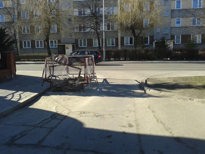 Dziurawy wjazd z przeszkodami