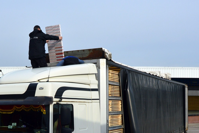 Naczepa tira z podwójną ścianką, a w niej papierosy