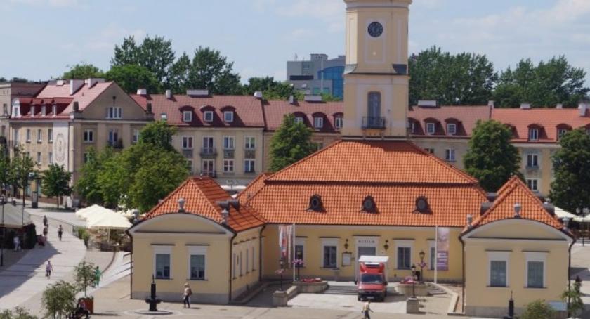 Taka gmina: Jak Truskolaski kopie sobie grób własnym językiem