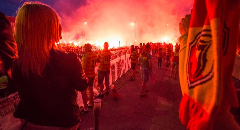 Taka gmina: Żółto-czerwone wesele ze sznurem w tle