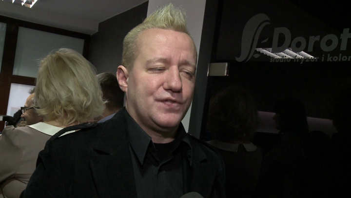 Robert Leszczyński ufarbuje sobie włosy w kolorach tęczy