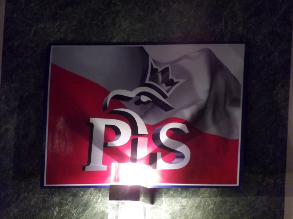 Pod prąd: PiS wywąchał wiatr w żagle