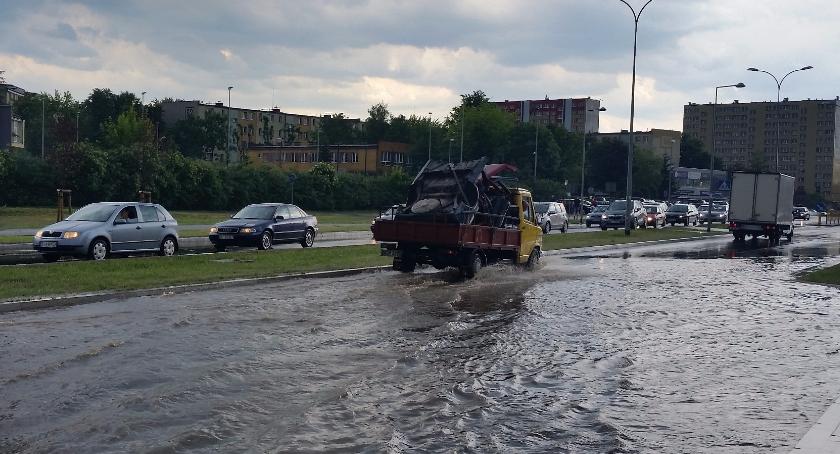 Jak bezpiecznie jeździć autem podczas silnych opadów deszczu