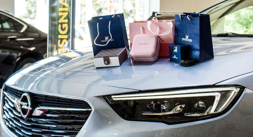 Nowa Insignia - kusi ceną i jakością. Pandora i Swarovski przygotowały upominki klientom Top Auto