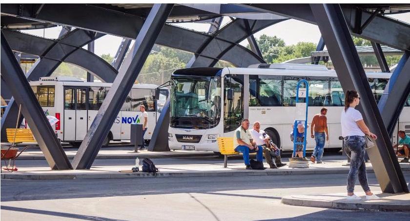 Dworzec PKS posiada już perony, z których odjeżdżają autobusy