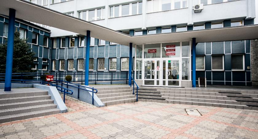 Niektóre firmy i urzędy poniedziałek robią sobie wolny. Część jednak pracuje normalnie