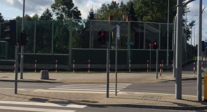 Ekrany akustyczne stoją. Czy doszło do samowoli budowlanej?