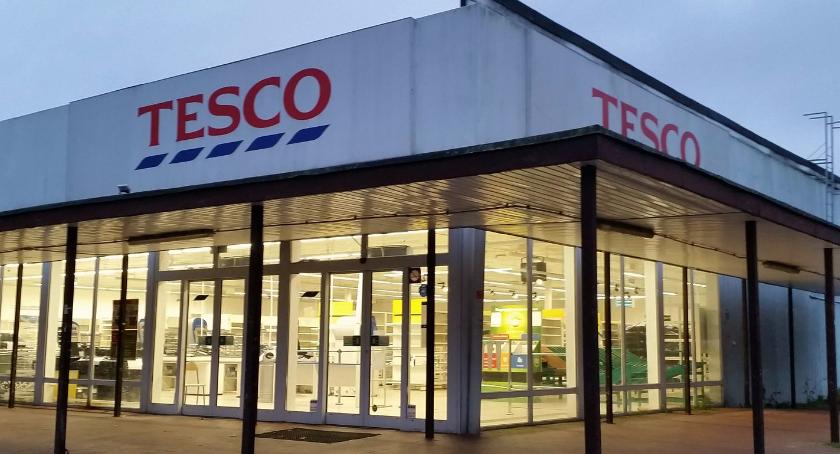 I po Tesco… choć jeszcze palą się światła