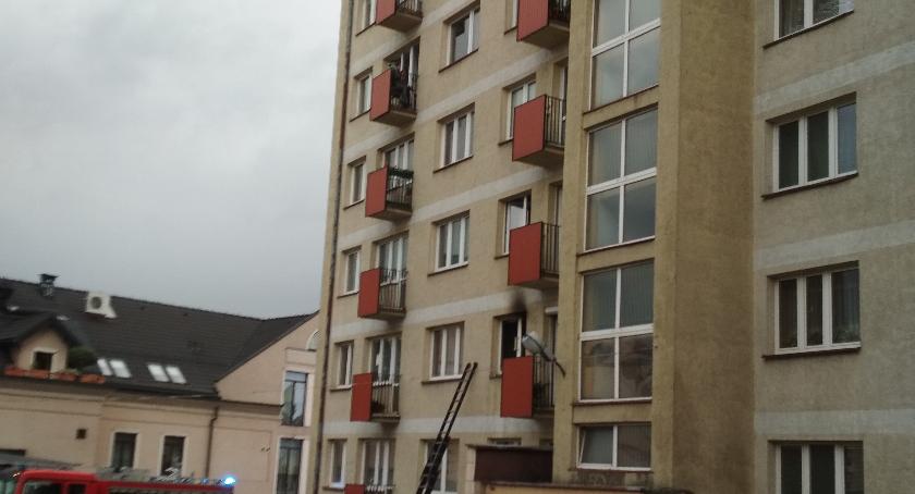 Pożar na Włókienniczej. Spłonęło mieszkanie w wieżowcu