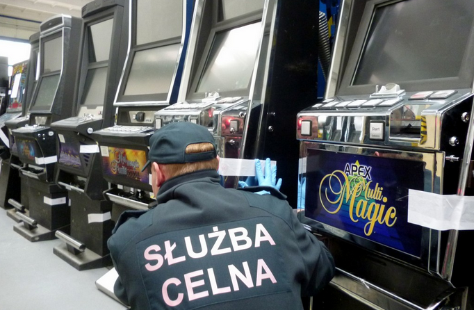 Wpadki z nielegalnymi automatami do gier i papierosami