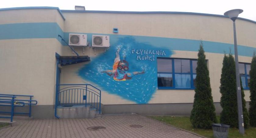 W Mońkach powstał pierwszy mural. Jest na budynku pływalni