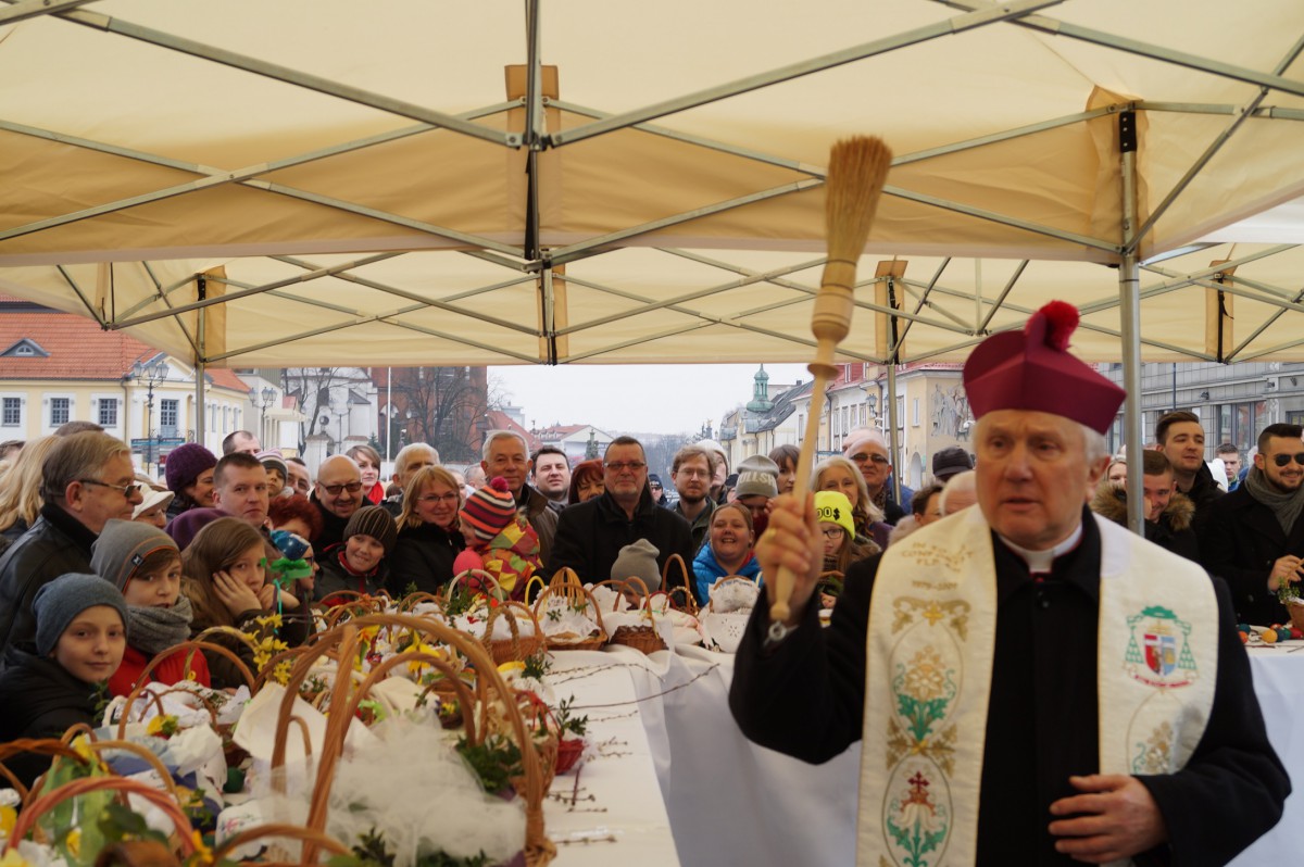 Święcenie pokarmów na Rynku Kościuszki (zdjęcia)