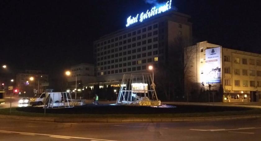 Ozdoby świąteczne montowane są od kilku dni. Na rondzie Lussy – choinka