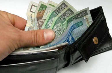 Znalazł portfel z pieniędzmi i oddał go policjantom