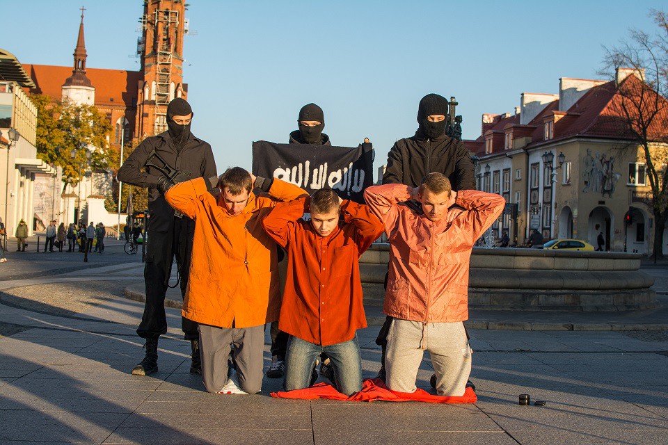 Młodzi przeciw imigrantom - w centrum miasta odegrali scenkę z egzekucji