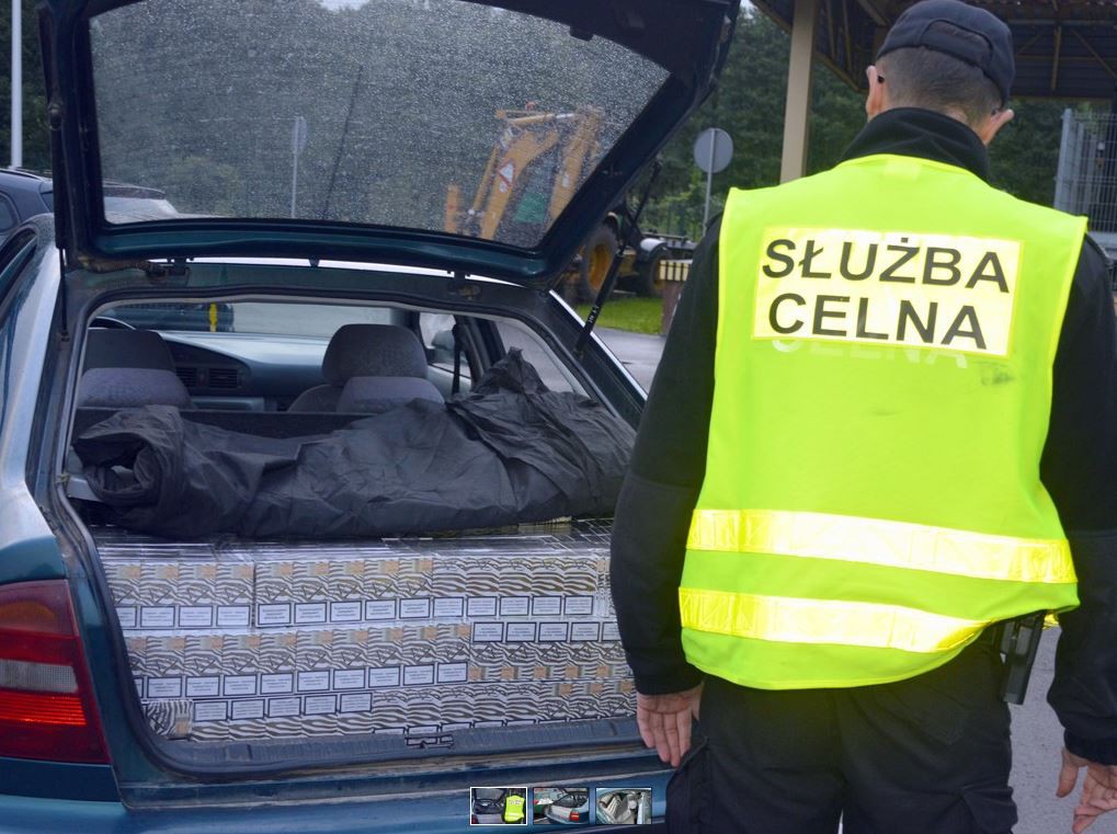 Skoda załadowana papierosową kontrabandą
