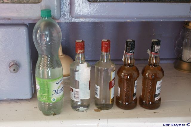 Nielegalny alkohol w mieszkaniu 68-latka