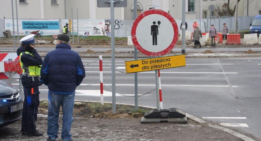 Kamienny pas i brak przejścia dla pieszych, czyli przebudowano Legionową