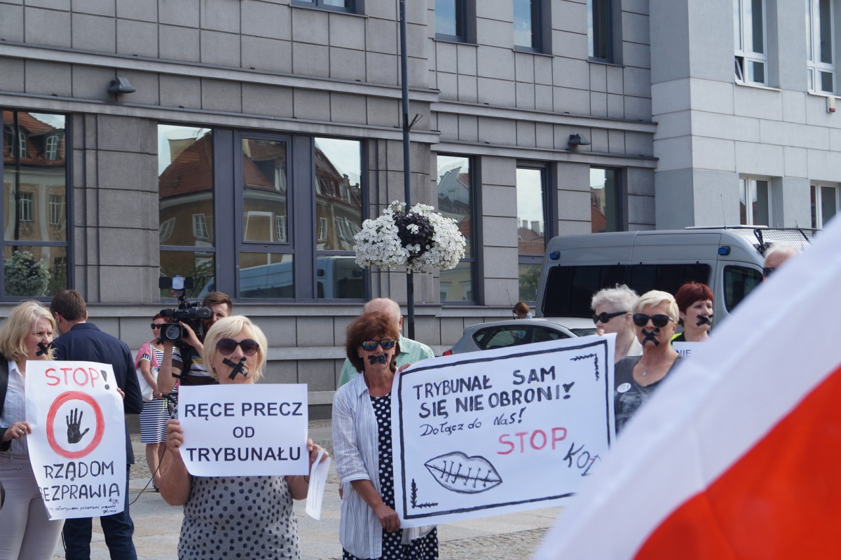 Protest KOD z zaklejonymi ustami. Protest MW - zablokowany [ZDJĘCIA]
