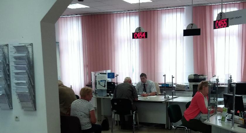 Po złożeniu wniosków niektórzy i tak mają zawieszone wypłaty emerytur