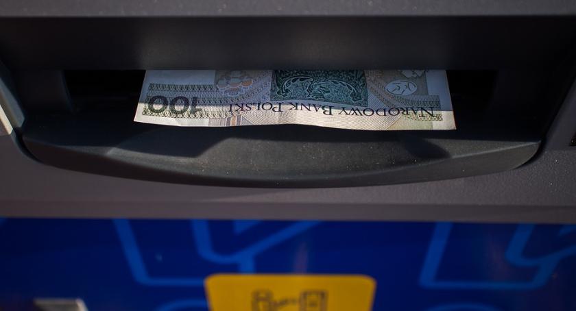 Emeryci i renciści w Podlaskiem wybierają przelewy bankowe. Przekazy odchodzą do lamusa