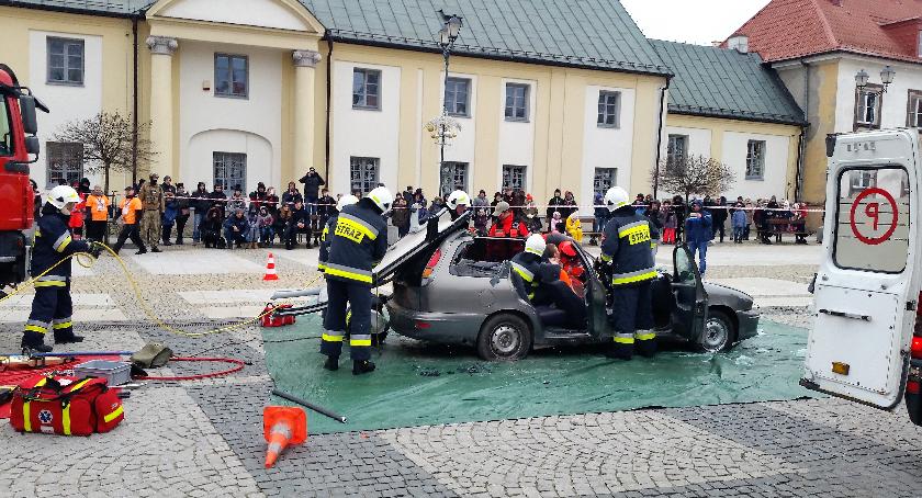 WOŚP 2018. Takie pokazy po raz pierwszy. Strażacy pocięli m.in. auto Kononowicza