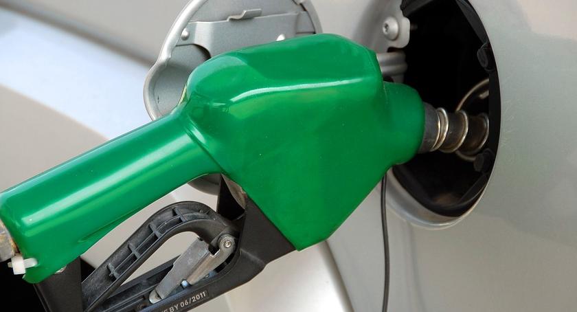 Rodzice zabierający dzieci na ferie samochodami zapłacą więcej