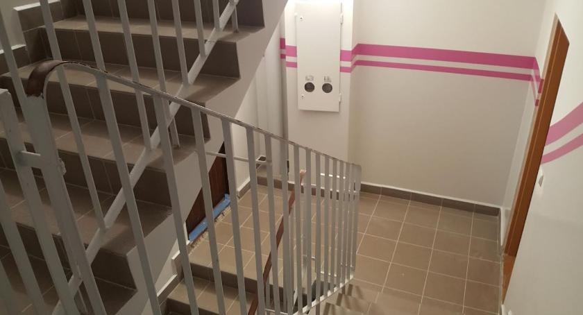 Klatki schodowe wyglądają ładniej, ale smród jest okrutny