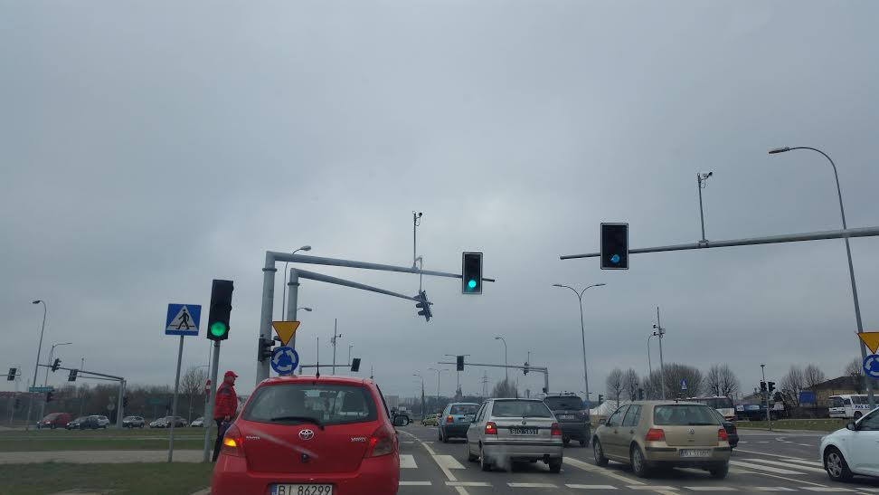 Mandaty za przejazd na czerwonym świetle będą jeszcze długo przychodzić