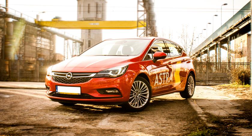 Klimatyczne sesje z motoryzacją w tle. Zobacz te zdjęcia