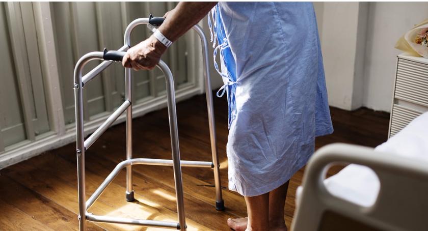 Seniorzy dostaną opaski ratujące życie. Takie przydałyby się w Białymstoku