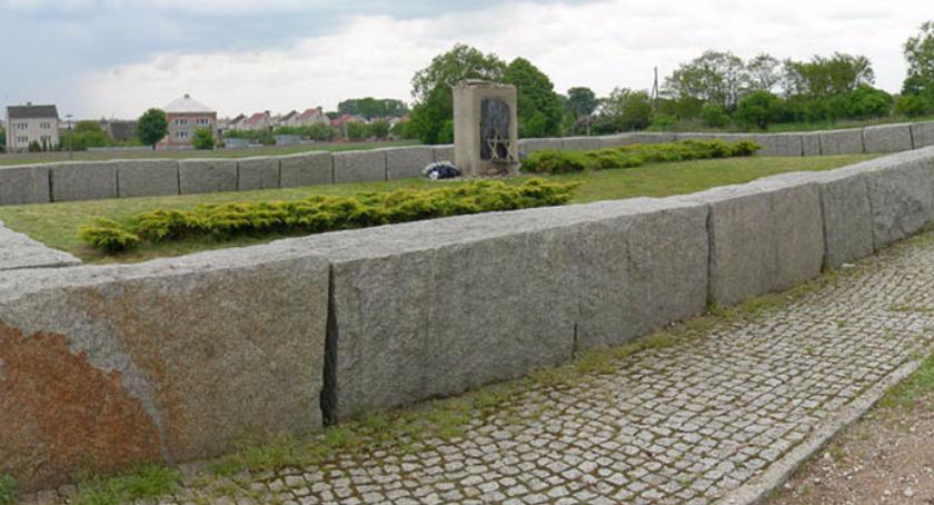 Trzeba jeszcze raz podejść do Jedwabnego. Jest wiele wątpliwości