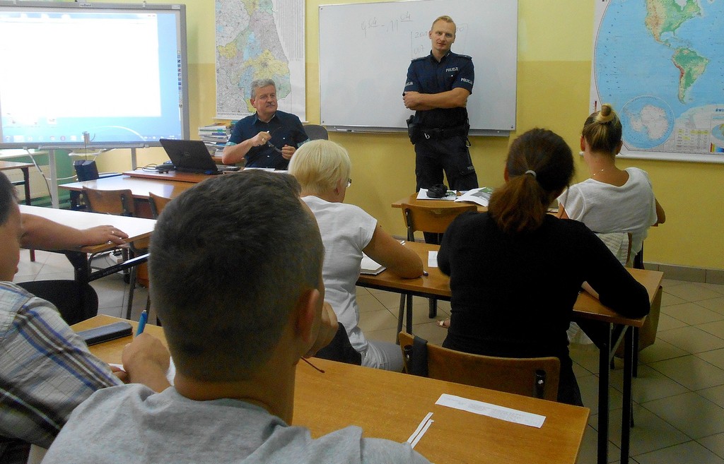 „Dzielnicowy bliżej nas” – policjanci na radach pedagogicznych