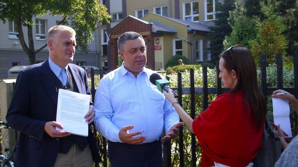 Można głosować, kupić wódkę czy papierosy, ale batona już nie. A sklepikarze... splajtują