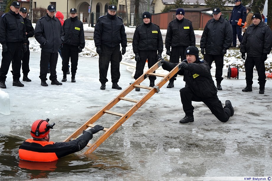 Policjanci szkolą się z ratownictwa