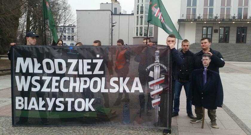 Młodzież Wszechpolska przywitała wiosnę marzanną Petru