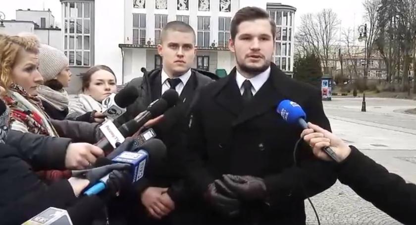Kukła z podobizną Ryszarda Petru spłonęła w ramach humorystycznego happeningu