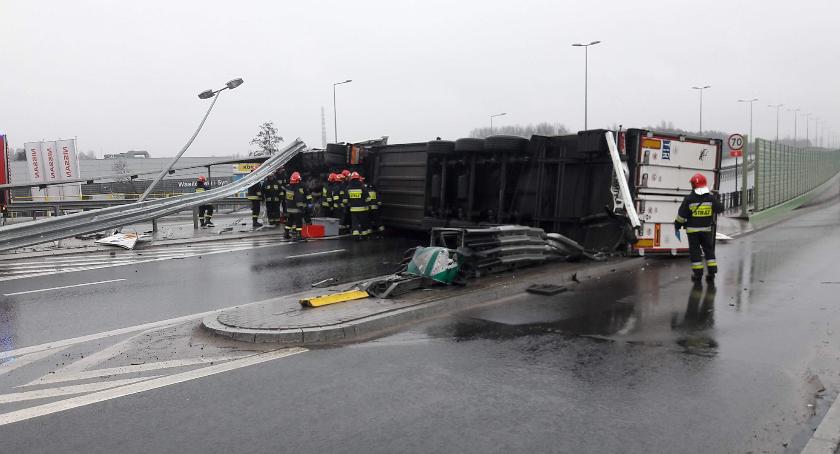 Tir z gruszkami przewrócił się na Kleeberga [UTRUDNIENIA W RUCHU]