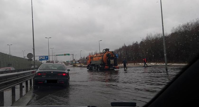 Uwaga! Ulica Kleeberga zalana, można uszkodzić auto [ZDJĘCIA]