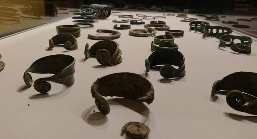 Celnicy zwrócili do muzeum skradzione stare monety i biżuterię