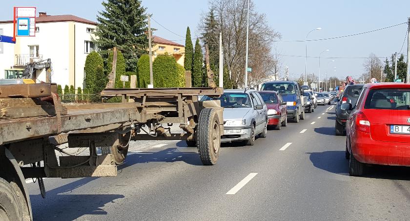 Sznurek aut już jest długi, więc będzie jeszcze dłuższy