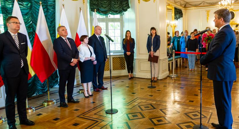 Prezydent został na urzędzie z dwoma uchodźcami