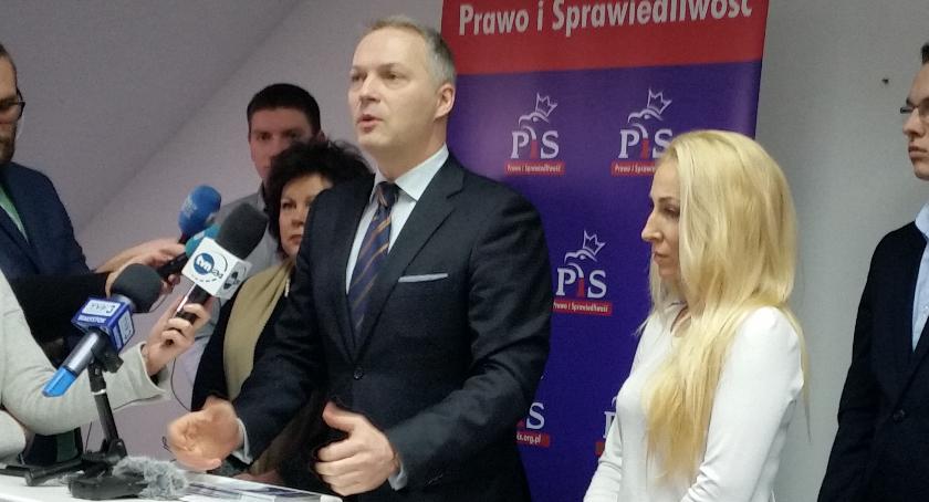 Jacek Żalek przeprasza z kwiatami. To wcale nie oznacza końca kłopotów