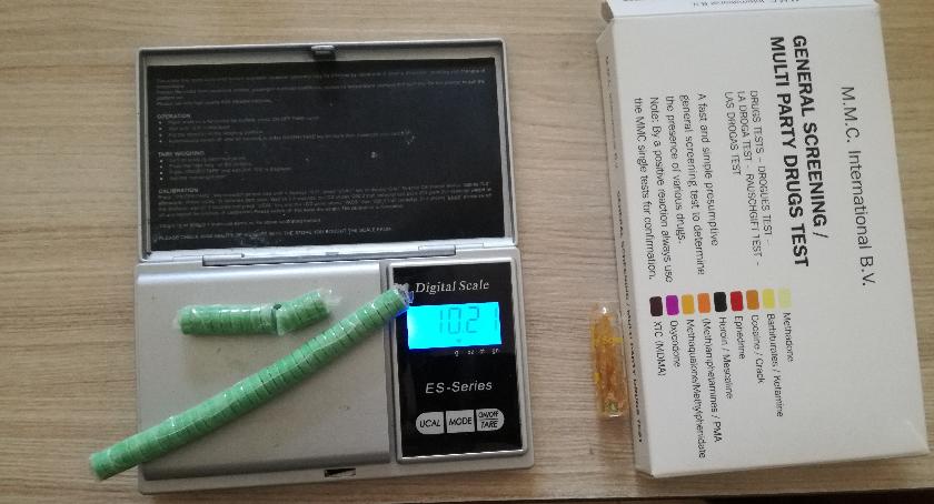 Szwagier przyniósł osadzonemu amfetaminę i ecstasy. Ukrył je w majtkach, wykrył je pies