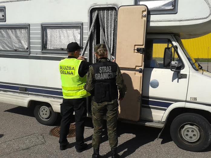Wietnamczycy ukryci w camperze