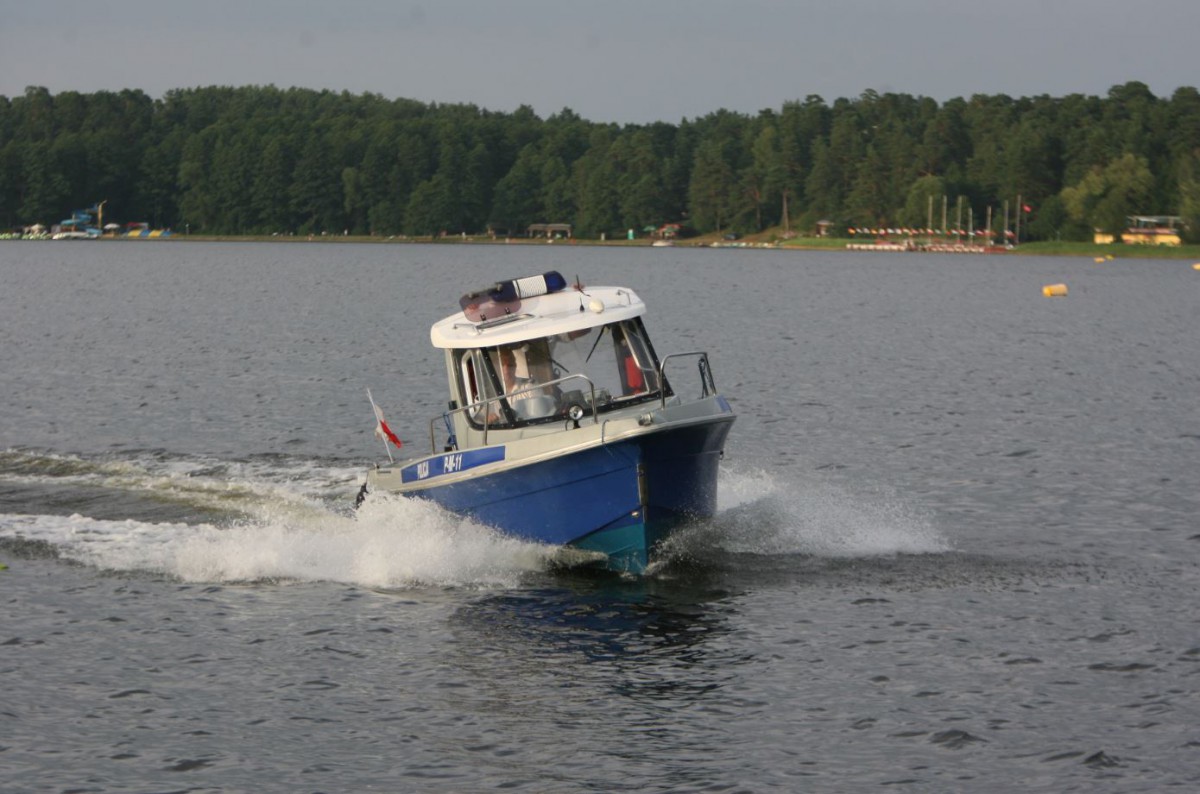 Białostoccy policjanci pomogli mężczyźnie pływającemu na desce windsurfingowej