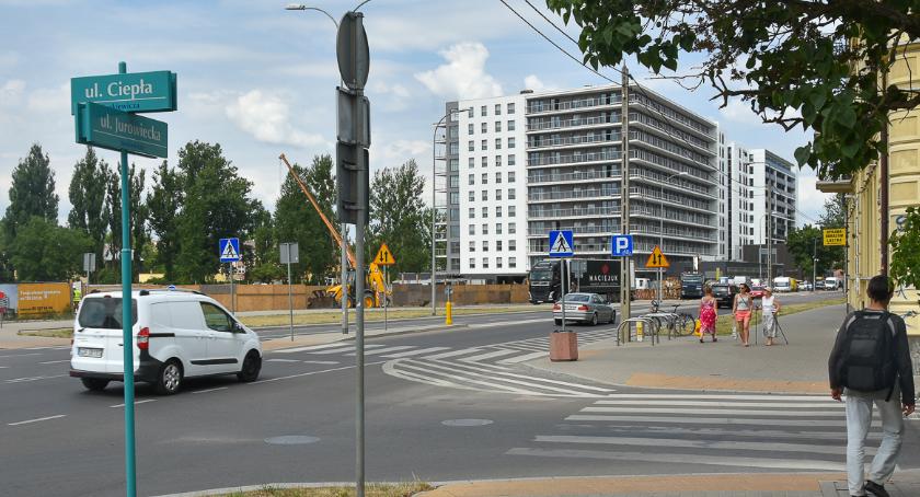Lada moment ruszy przebudowa Jurowieckiej. Kolejne drzewa idą pod topór